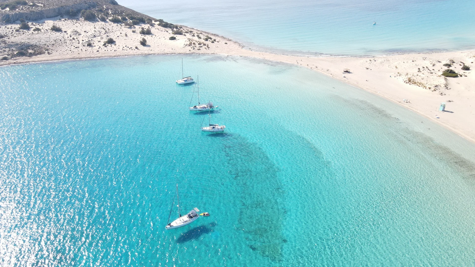 Segelyachten in einer türkisfarbenen Mittelmeerbucht